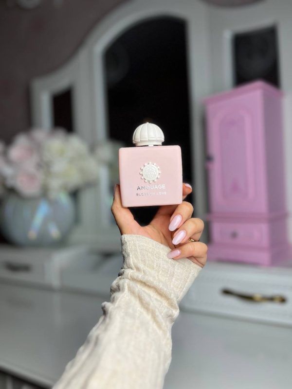 عطر مستر کوالیتی امواج بلوسوم لاو Amouage Blossom Love