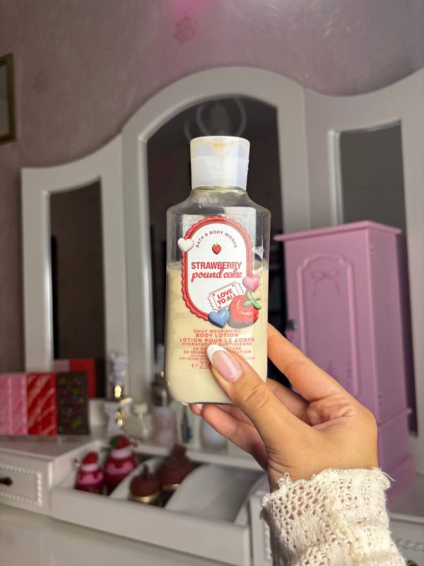 ست میست پرفیومی و لوشن بث اند بادی ورکس استرابری پوند کیک Bath & Body Works Strawberry Pound Cake
