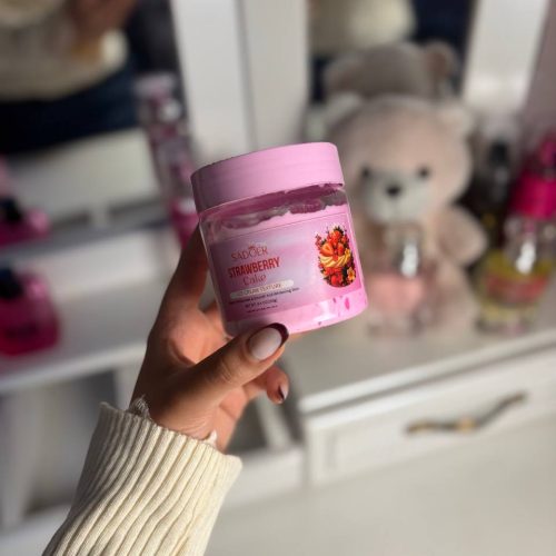کرم بدن سادور استرابری کیک با بافت بستنی‌ ای | SADOER Strawberry Cake Body Butter